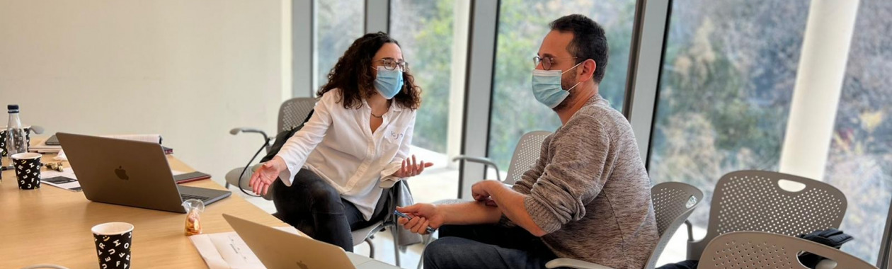 שני סטודנטים מדברים